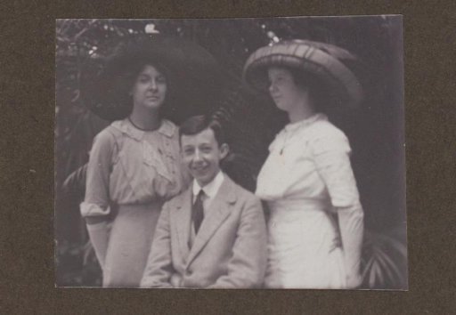 Maria Gonggrijp with a boy and a young woman