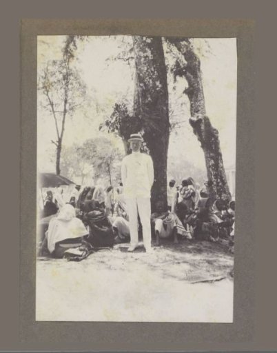 Andries Boom, with a group of seated Hindostanis