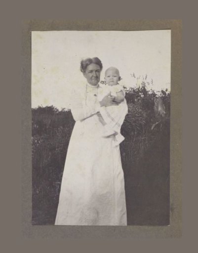 Anna Gonggrijp-Rühmann, standing with a child in her arms
