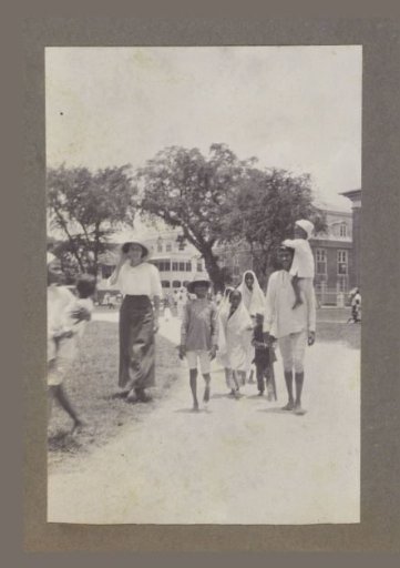 Maria Gonggrijp, walking among Hindostanis