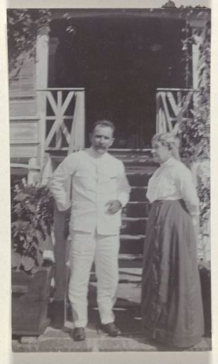 Justus Gonggrijp with Anna Rühmann on Plantation Clevia