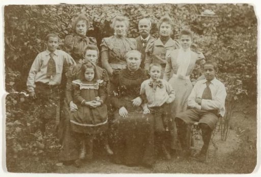 Group portrait of the Wesenhagen-Loth Family in The Hague