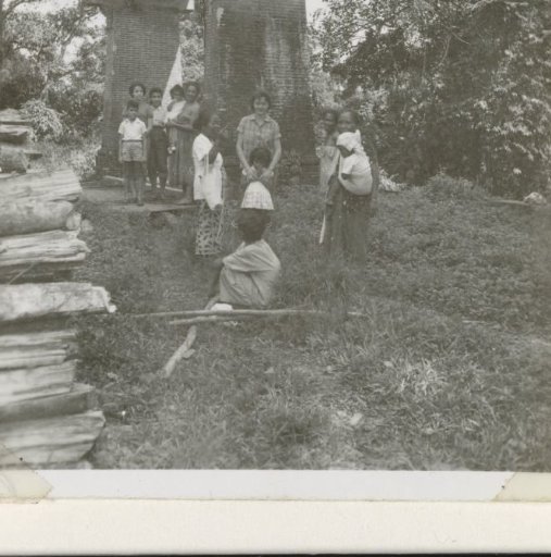 Group portrait by the sluice of plantation Accaribo