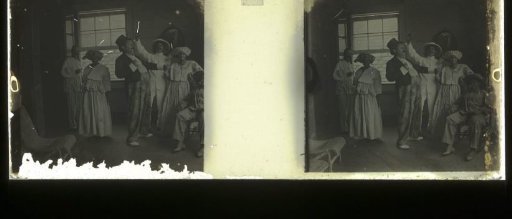Interior of the dwelling house at Plantage Accaribo with people
