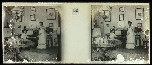 Lize Brouwers next to the piano in a house in Paramaribo