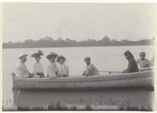 Family visit by boat on Accaribo plantation in Suriname