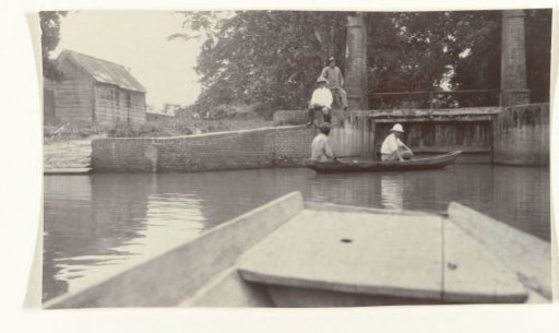 Theodoor Brouwers and workers at the sluice on Accaribo plantation in Suriname