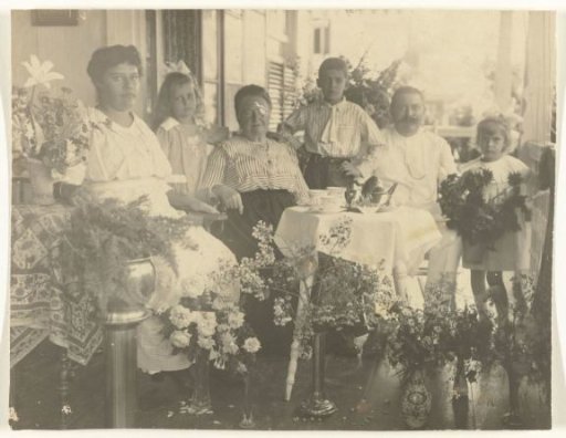 Family portrait of the Brouwers family in Paramaribo