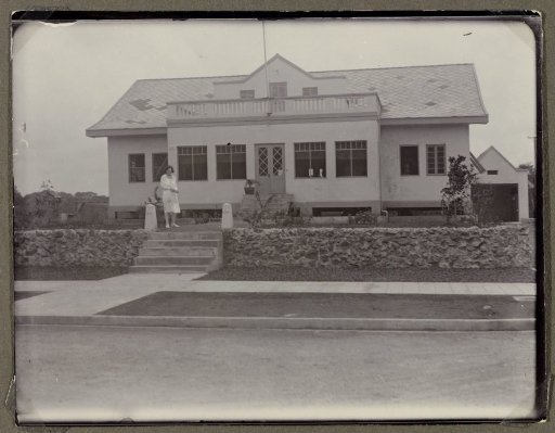 Edith Jetten in front of the house at Moengo