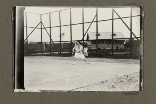 Edith Jetten on the tennis court