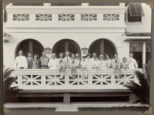 Group photo of Dutch people in Suriname, standing on a balcony