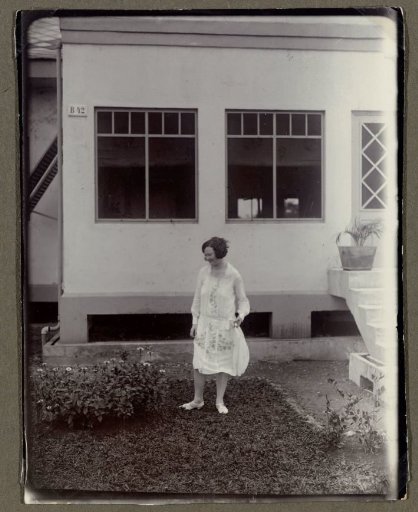 Edith Jetten in front of the house in Moengo
