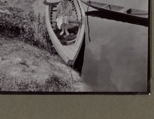 Edith Jetten with an umbrella in a boat