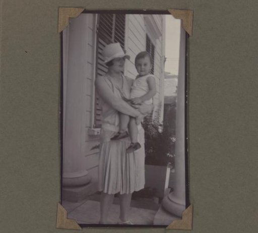 Family photo of the Jetten family in Moengo