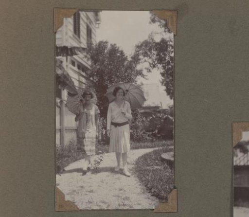 Two women with parasols of the Jetten family in Moengo