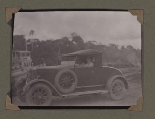 Car with the Jetten couple in Moengo