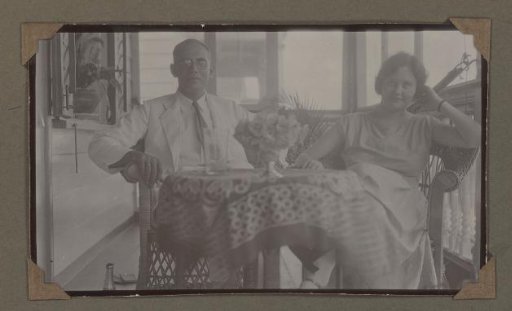 Family photo of the Jetten couple in Moengo
