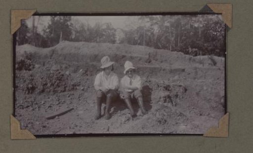 Edith Jetten with a woman sitting on the ground