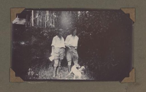 Edith Jetten and a woman near shrubbery