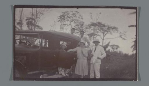 Jetten couple by a car
