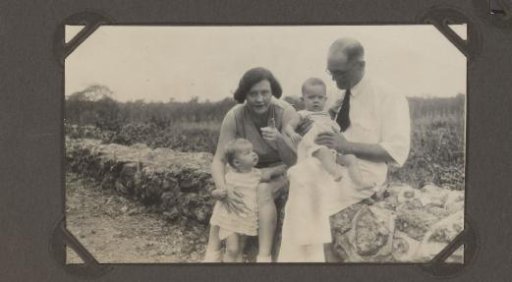 Family photograph of the Jetten family