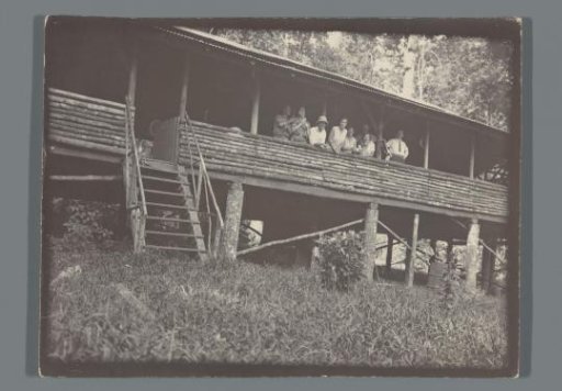 Jetten couple in a wooden building