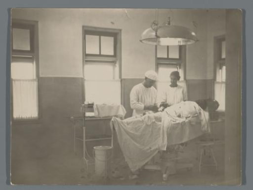 Operation in a Surinamese hospital