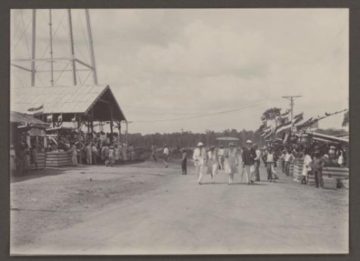 The Jetten Family Visits a Festival