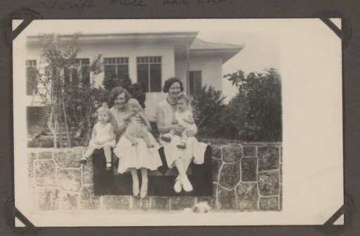 Family photograph of the Jetten family