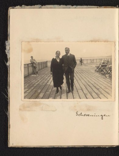 Else Wachenheimer-Moos walking with her husband Eugen Wachenheimer on the pier of Scheveningen, 1924, Scheveningen