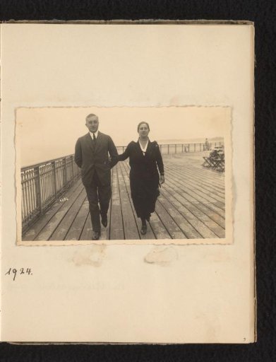 Else Wachenheimer-Moos walking with her husband Eugen Wachenheimer on the pier of Scheveningen, 1924, Scheveningen