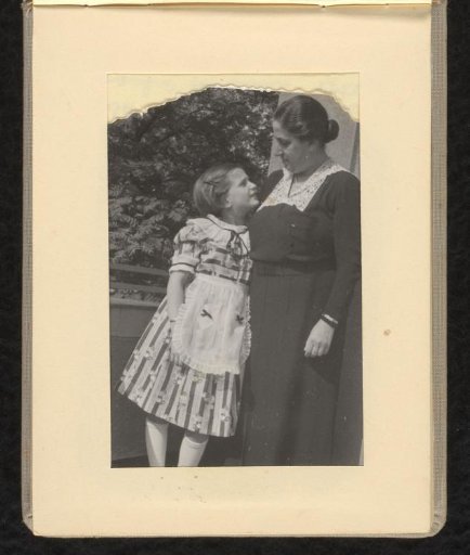 Isabel Wachenheimer looking at her mother Else Wachenheimer-Moos in the garden, 1933–1937, Stuttgart
