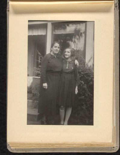 Isabel Wachenheimer in the garden with her mother Else Wachenheimer-Moos, 1941, Doorn