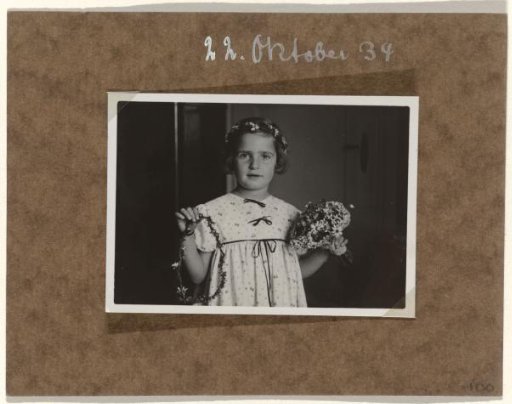 Isabel Wachenheimer with flowers in her hand and in her hair during the golden wedding anniversary of Mathilde Wachenheimer-Wertheimer and Meir Wachenheimer, on 22 October 1934