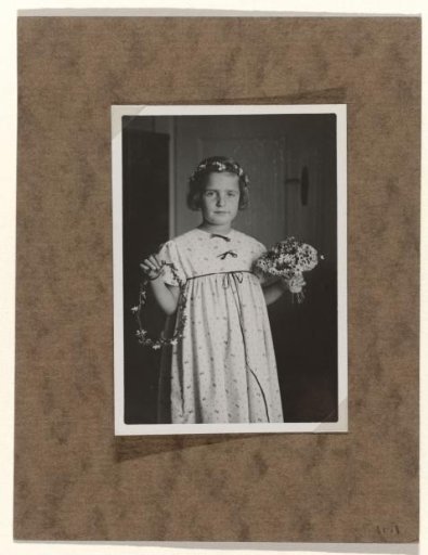 Isabel Wachenheimer with flowers in her hand and in her hair during the golden wedding anniversary of Mathilde Wachenheimer-Wertheimer and Meir Wachenheimer, on 22 October 1934