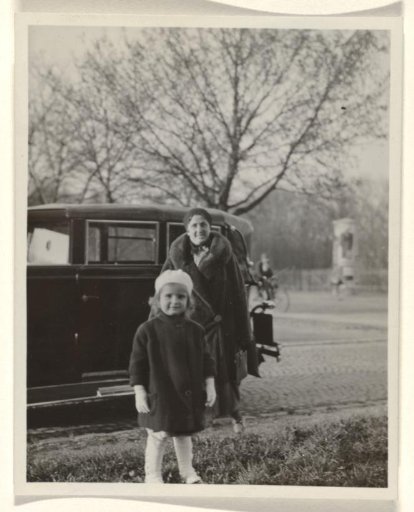 Isabel Wachenheimer and Else Wachenheimer-Moos in Preparation for a Car Trip to Ebenhauten, 1931
