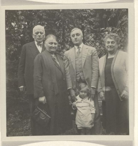 Meir Wachenheimer, Mathilde Wachenheimer-Wertheimer, Eugen Wachenheimer, Josefine Moos-Levi, Isabel Wachenheimer in a garden in Stuttgart, 6 to 13 September 1930