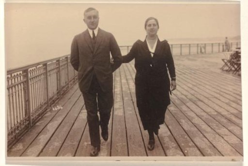 Eugen Wachenheimer and his wife Else Wachenheimer-Moos walking arm-in-arm on the Scheveningen quay, August 1924