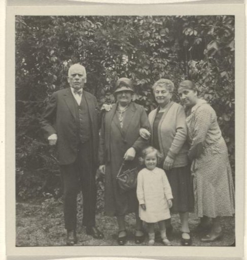 Meir Wachenheimer, Mathilde Wachenheimer-Wertheimer, Josefine Levi-Moos, Else Wachenheimer, Isabel Wachenheimer in the garden of the Wachenheimer family, 6 to 13 September 1930
