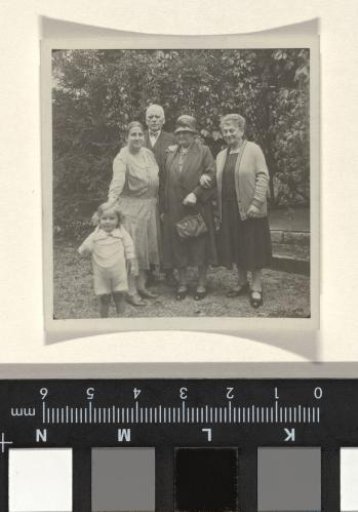 Isabel Wachenheimer, Else Wachenheimer, Meir Wachenheimer, Mathilde Wachenheimer-Wertheimer, Josefine Levi-Moos in the garden of the Wachenheimer family in Stuttgart, between 6 and 13 September 1930