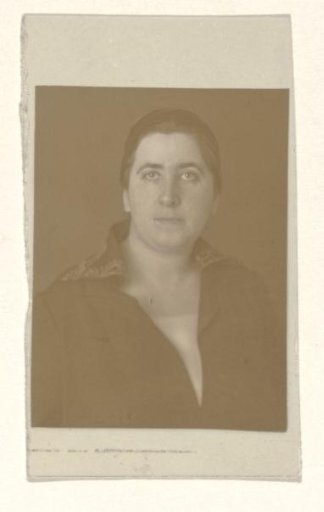 Else Wachenheimer-Moos in dark clothing with an ornate collar, 1915-1943