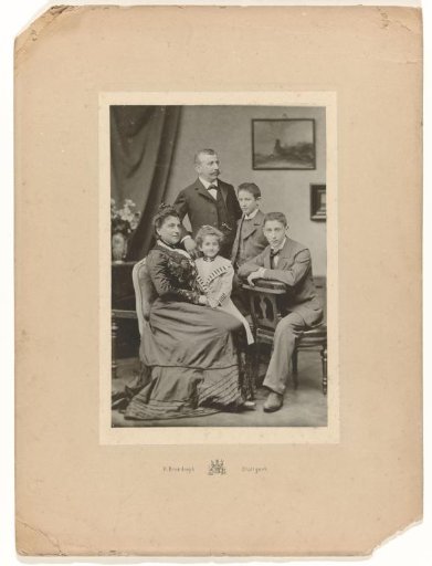 Josefine Moos-Levi, Hermann Moos, Else Wachenheimer-Moos, Willy Moos and Arthur Moos in a family portrait, 1895-1903, Stuttgart