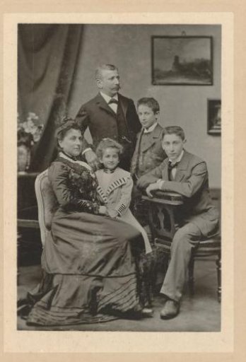 Josefine Moos-Levi, Hermann Moos, Else Wachenheimer-Moos, Willy Moos and Arthur Moos in a family portrait, 1895-1903, Stuttgart