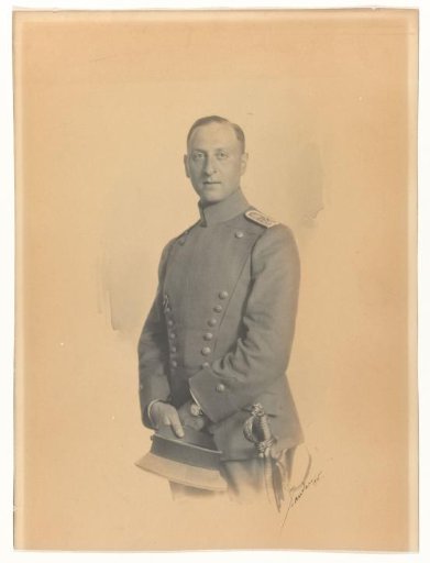 Arthur Moos with a sabre in the uniform of the German Army, Landau, 1905