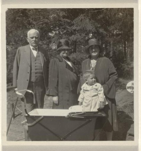 Meir Wachenheimer, Mathilde Wachenheimer-Wertheimer, Else Wachenheimer, Isabel Wachenheimer with a pram in the zoo, Sunday morning in September 1929
