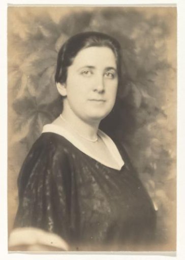 Portrait of Else Moos-Wachenheimer in dark clothing with a light collar, Lugano, 1924
