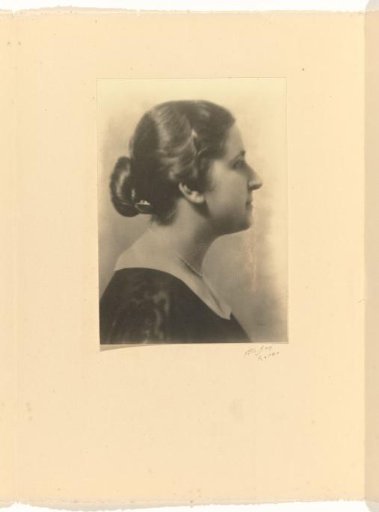 Portrait of Else Moos-Wachenheimer in dark clothing with a light collar, Lugano, 1924