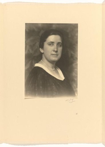 Portrait of Else Moos-Wachenheimer in dark clothing with a light collar, Lugano, 1924