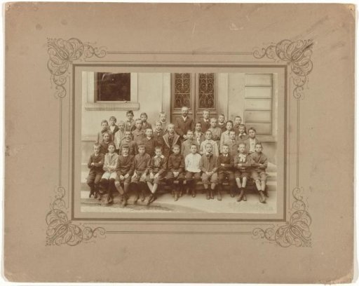 Eugen Wachenheimer (second row, third from right) as a schoolboy with his school class and schoolmaster in Stuttgart, 1892-1901