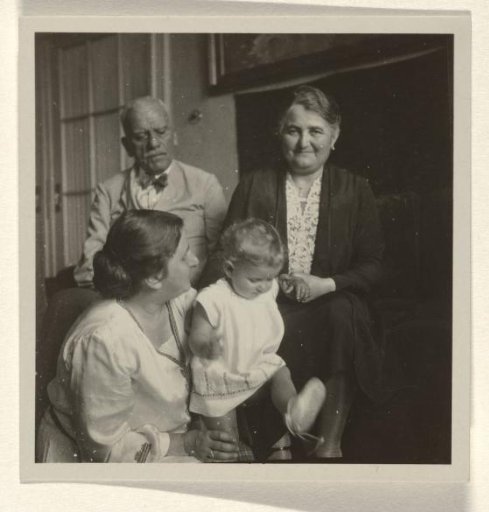 Meir Wachenheimer, Mathilde Wachenheimer-Wertheimer, Else Wachenheimer, Isabel Wachenheimer in a room, September 1929